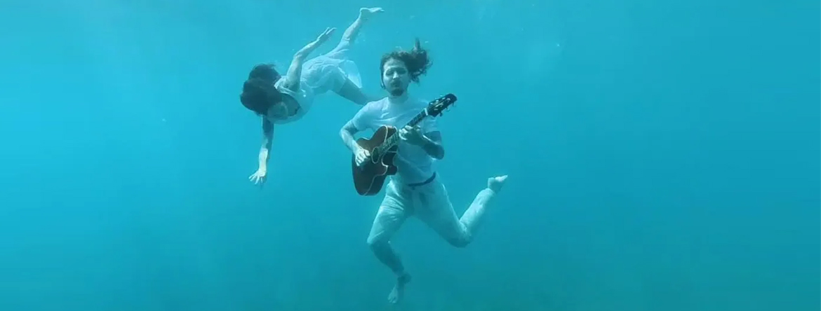 Гитарный авантюрист с YouTube Бернт исполнил свой новый сингл Farewell под водой и чуть не потерял сознание в процессе